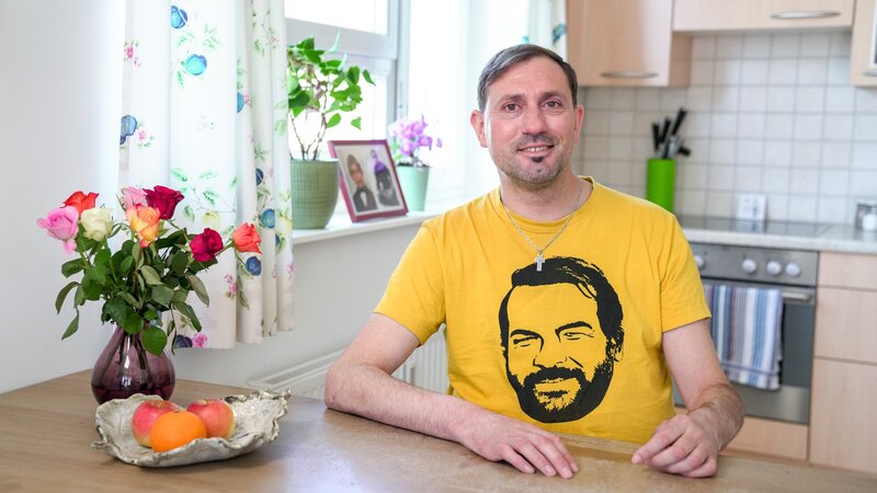 René, 38, Angestellter aus Oberösterreich, sucht eine Partnerin mit einer großen Portion Sarkasmus: „Sie muss einfach lustig sein und Humor haben, ich habe keinen bestimmten Typen.“ Außerdem darf sie gern sportlich sein, aber: „Ein Hungerknochen ist nichts für mich. Die Proportionen müssen passen.“ Zwischen 28 und 40 sollte sie sein: „Ich würde gerne noch Vater werden. Wenn sie schon Kinder hätte, wäre es natürlich kein Problem.“ Das Lebensmotto des Oberösterreichers, der am schönen Traunsee wohnt, lautet: „Aufgeben tut man nur einen Brief!“ Dabei weiß René genau, wovon er spricht. Kurz vor seinem 20. Geburtstag hatte er einen schweren Autounfall und sitzt seitdem im Rollstuhl. Doch statt aufzugeben, hat er das Leben neu angepackt – mit Humor, Selbstständigkeit und einer großen Portion Lebensfreude. Er lebt allein, kocht, putzt und organisiert seinen Alltag selbst. „Ich suche keine Pflegerin, sondern eine Partnerin fürs Herz“, sagt er. Online-Dating ist oft schwierig: „Viele sehen den Rollstuhl und machen sofort dicht.“ Was René auch sehr gerne macht, ist wandern auf barrierefreien Wegen. Das beweist der beeindruckende junge Mann auch in seinem „Liebesg’schichten-Portrait“. Bis jetzt hatte er eine langjährige Beziehung. Seine letzte Beziehung dauerte drei Jahre lang: „Aber es passte nicht mehr. Wir haben uns auseinandergelebt.“ Jetzt ist er wieder bereit einer neuen Dame sein Herz zu schenken. Wenn Sie also den sympathischen Oberösterreicher kennenlernen wollen, dann zögern Sie nicht länger und greifen zum Briefpapier! – Bild: Talk TV /​ ORF /​ Gustl Gschwantner