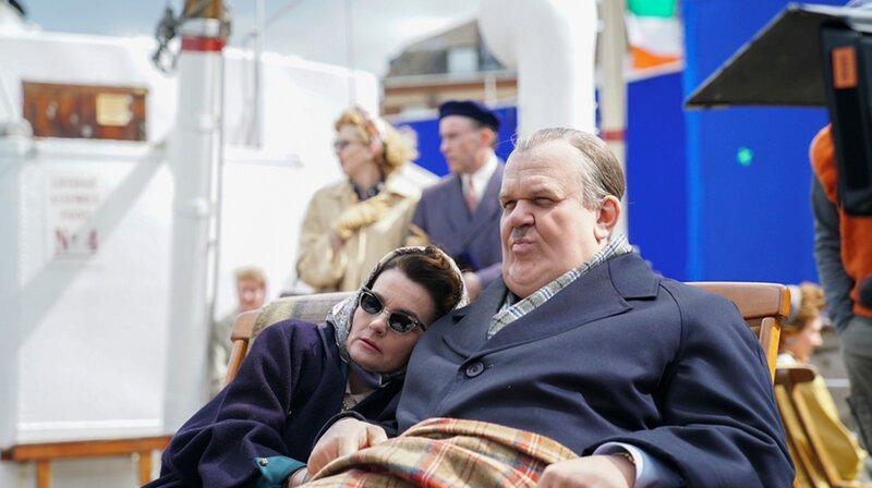 Lucille (Shirley Henderson) kümmerst sich aufopferungsvoll um ihren Mann Ollie (John C. Reilly). – Bild: rbb/Aimee Spinks/eOne Features (S&O) Limited Lucille (Shirley Henderson) kümmerst sich aufopferungsvoll um ihren Mann Ollie (John C. Reilly). – Bild: rbb/Aimee Spinks/eOne Features (S&O) Limited