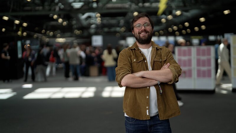 Matthias Heider forscht zu Rechtsextremismus und Gaming und hält dazu zahlreiche Vorträge auf Messen und Konferenzen. – Bild: ZDF und Tim Hein