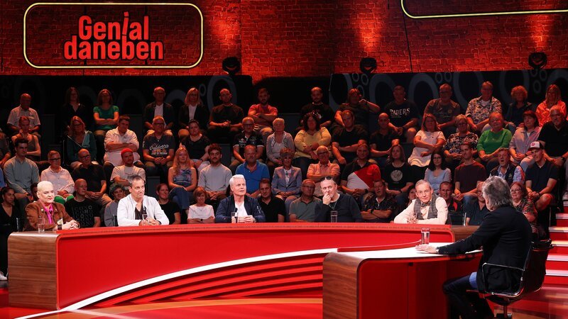 Bunt gemischt raten unsere fünf Promis über Schandtaten in Indien, seltsame Beweisstücke in den USA und ungewöhnliche Teilnehmer beim Ultramarathon. – Bild: RTLZWEI – Frank W. Hempel