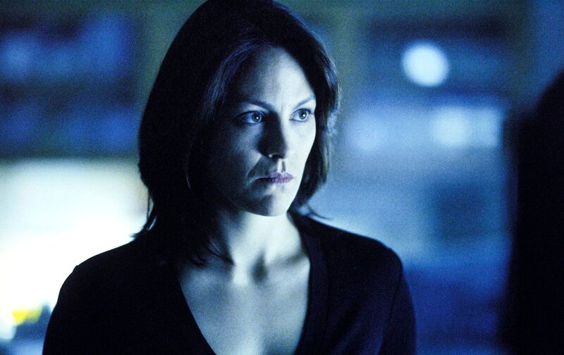 Nach einem schweren Autounfall befindet sich Monica (Annabeth Gish) zwischen Leben und Tod. – Bild: ProSieben MAXX