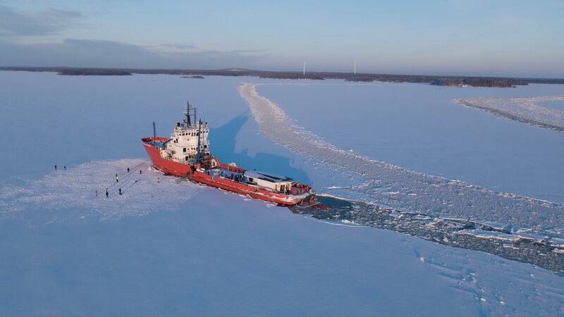 Der mächtige Eisbrecher Polar Explorer nimmt die Besucher mit auf eine Kreuzfahrt durch das Eis von Schwedisch-Lappland, wo die Gäste in speziellen wasserdichten Anzügen auf dem gefrorenen Meereis herumlaufen und sogar im Meer schwimmen können – Bild: National Geographic/​Teemu Lahtinen /​ Disney