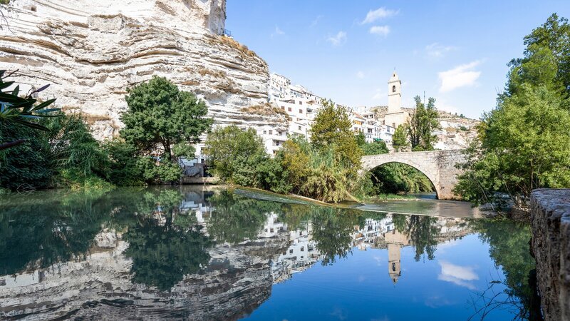 Der Rio Júcar führt auch nach „Alcala de Júcar“. Das kleine Städtchen liegt im Süden von Kastillien-La Mancha in der Provinz Albacete. – Bild: ZDF und arte, Monica Gumm
