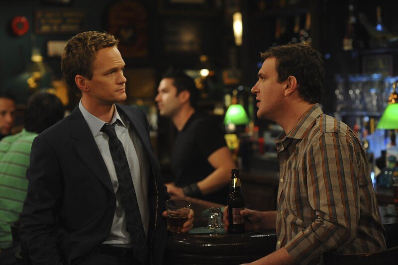 Marshall (Jason Segel, r.) und Barney (Neil Patrick Harris, l.) gestehen Ted die Wahrheit … – Bild: 20th Century Fox International Television Lizenzbild frei