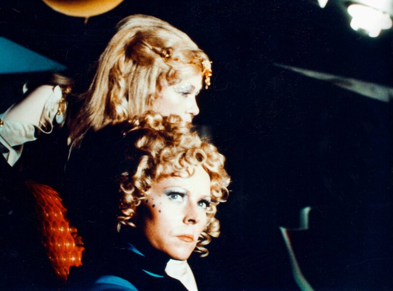 Brisba (Judy Geeson) und Iruns (Uschi Mellin) machen sich auf den Weg zur Erde. – Bild: HR