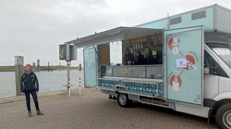 Frische Ideen für die Insel: Mit ihrem „Unverpackt Mobil“ bringt Elisa Bodenstab Produkte wie Nudeln und Müsli locker und lose zu den Insulanern – Probefahrt für ein nachhaltiges Norderney. – Bild: ZDF und NDR/​nonfictionplanet/​Astrid Rein