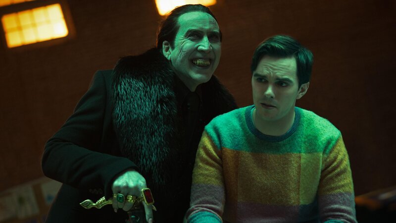 Dracula (Nicolas Cage, l.); Renfield (Nicholas Hoult, r.) – Bild: UNIVERSAL Studios