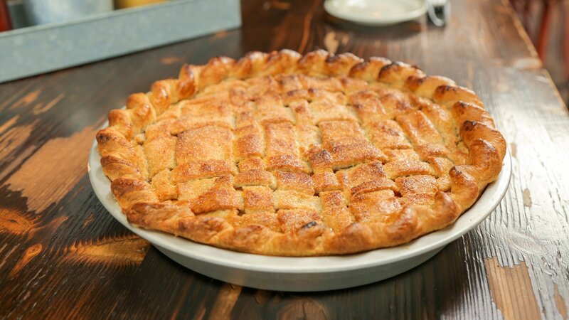 Autumn Leaf Pie, hergestellt aus Süßkartoffeln aus der Region, in Scheiben geschnitten und mit Äpfeln oder Birnen belegt und dann mit einer Kruste belegt – serviert im Restaurant „Buxton Hall“ in Asheville. – Bild: ORF/​Warner/​The Travel Channel