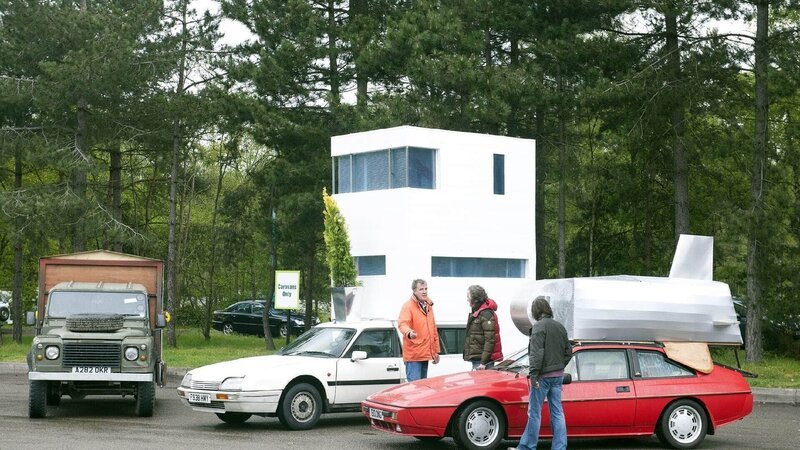 V.l.: Jeremy Clarkson, James May und Richard Hammond stehen bei ihren neu designten Reisemobilen. – Bild: TVNOW /​ BBC