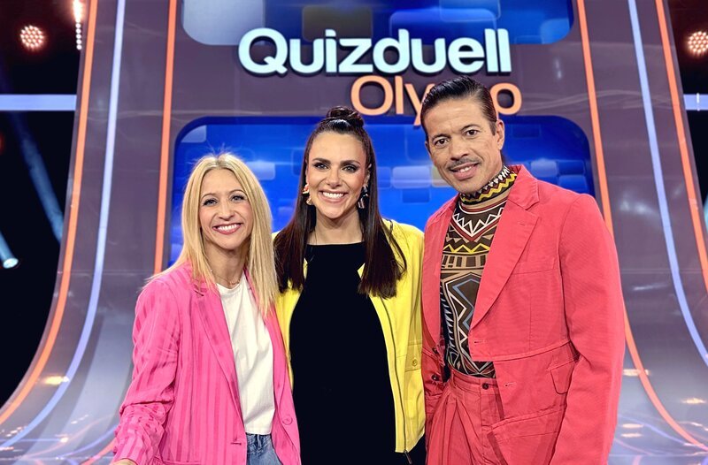 Moderatorin Esther Sedlaczek (M.) mit den Kandidaten des Teams „Tanz“: Kathrin Menzinger (l.) und Jorge González (r.). – Bild: ARD/​ITV Studios