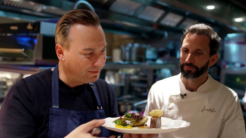Tim Raue (l.) und José Avillez  +++ Die Verwendung des sendungsbezogenen Materials ist nur mit dem Hinweis und Verlinkung auf RTL+ gestattet. +++ Tim Raue (l.) und José Avillez  +++ Die Verwendung des sendungsbezogenen Materials ist nur mit dem Hinweis und Verlinkung auf RTL+ gestattet. +++ – Bild: RTL /​ MagentaTV