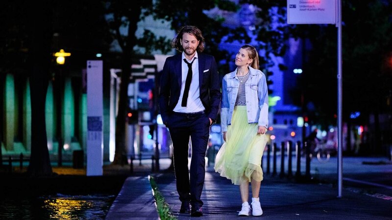 Josefin (Sina Zadra) und Alexander (Frederik Götz) schlendern durch die Straßen Düsseldorfs und kommen sich dabei näher. – Bild: RTL /​ Stefan Behrens