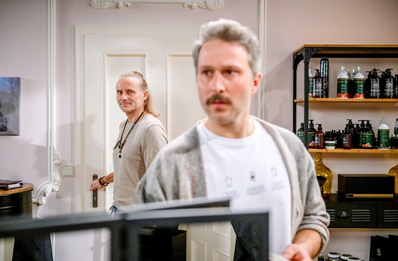 Michael (Erich Altenkopf, l.) hat eine Vermutung, was sich hinter Miros (Pablo Sprungala, r.) Symptomen verbirgt. – Bild: ORF/​ARD/​Christof Arnold