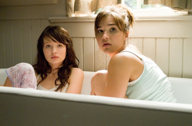 Emily Browning (Anna), Arielle Kebbel (Alex). – Bild: ORF