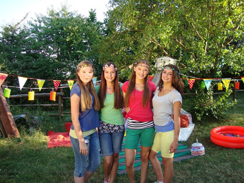 Heute ist Tanzalarmsommerfest und die Tanzalarmkids kreieren beim Gummitwist ihren Sommerpartyohrwurmsong! – Bild: KiKA/​MingaMedia