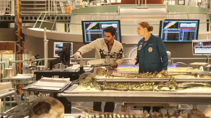 Rodolfo Fuentes (Ignacia Serricchio) und Brennan (Emily Deschanel) untersuchen erneut die sterblichen Überreste der drei Opfer, die angeblich von Alex Rockwell ermordet wurden. – Bild: TVNOW /​ FOX