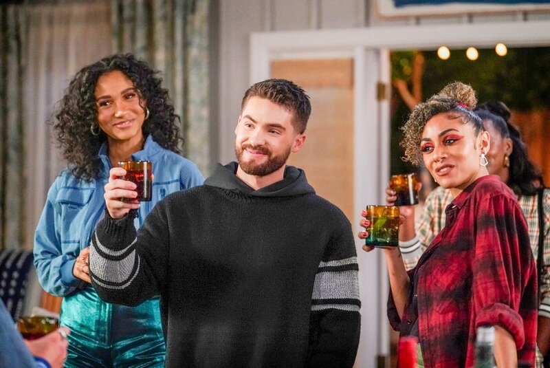 (v.li.): Greta Onieogou (Layla Keating), Cody Christian (Asher Adams), Chelsea Tavares (Patience). – Bild: ORF/​PRO7/​Warner/​The CW/​Troy Harvey