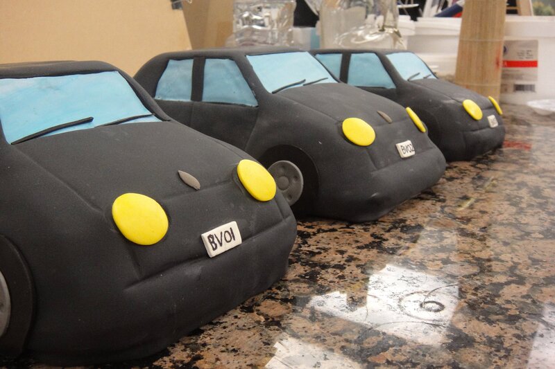 Edible car sculptures for the car wash cake. – Bild: TLC