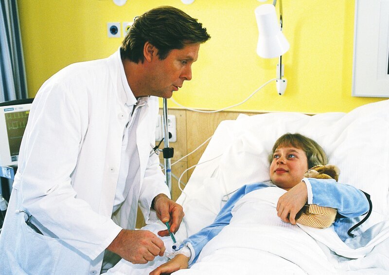Dr. Stefan Frank (Sigmar Solbach) besucht die kleine Lina (Natalie Uhlig) in der Klinik. – Bild: RTLplus / Elke Werner Dr. Stefan Frank (Sigmar Solbach) besucht die kleine Lina (Natalie Uhlig) in der Klinik. – Bild: RTLplus / Elke Werner