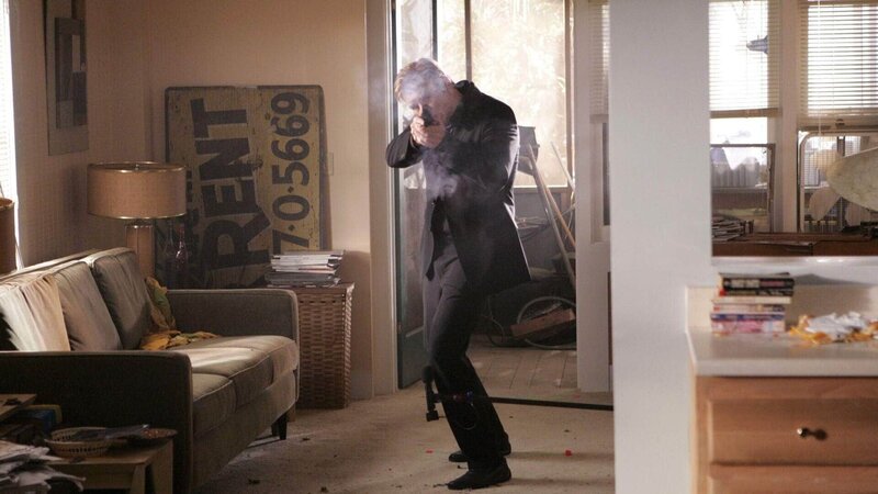 Horatio (David Caruso) hat sein Gegenüber aufgefordert, die Waffe niederzulegen. Als das nicht passiert, zieht er seine Waffe und schießt … – Bild: RTL /​ CBS