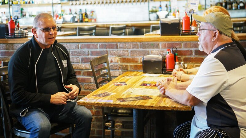 Robert Irvine (l.) – Bild: Warner Bros. Discovery