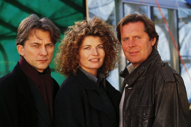 Drei sind einer zuviel: Wolfgang Unger (Thomas Schücke, li.), Vanessa Unger (Denise Virieux) und Dr. Stefan Frank (Sigmar Solbach). – Bild: RTLplus /​ Elke Werner