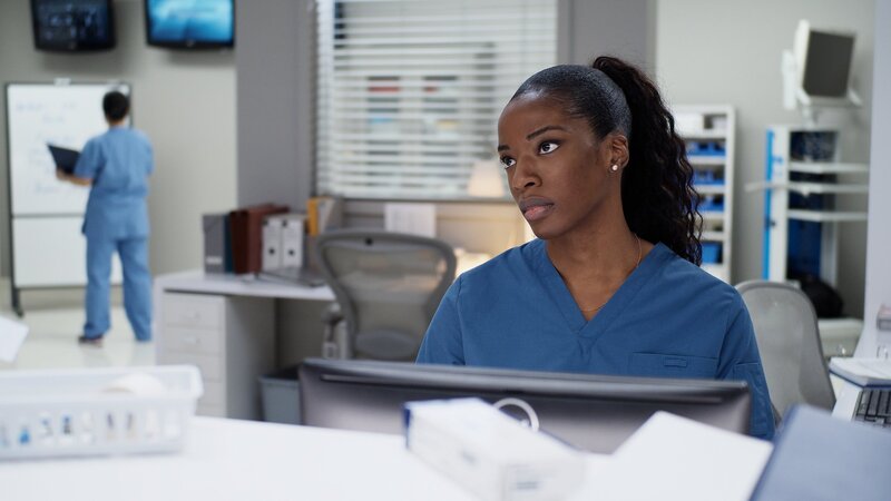 Transplant – Ein besonderer Notarzt Staffel 2 Folge 3 Die Überfliegerin hat eine neue Stelle: Ayisha Issa als June Curtis – Bild: SRF/​2021 Sphere Media 2020 inc.