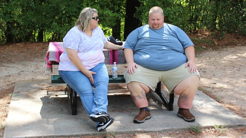 Patrick sitting at the park – Bild: TLC /​ Discover Images. /​ Warner Bros. Discovery, Inc. or its subsidiaries and affiliates. All rights reserved.