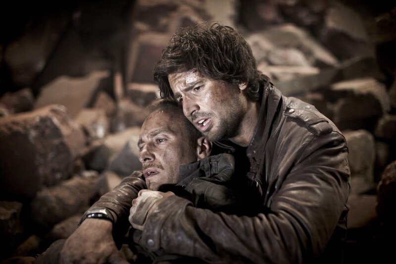 Nach ihrem Sturz in den Stollen, der jedoch ihre einzige Rettung vor Vladic war, kriecht in Semir (Erdogan Atalay, l.) und Ben (Tom Beck) die Angst hoch, dass sie nicht gefunden werden … – Bild: RTLup