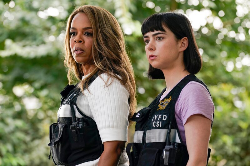 Maxine Roby (Paula Newsome, l.) und Penny Gill (Sarah Gilman, r.)  +++ – Bild: RTL /​ 2021 CBS Broadcasting Inc