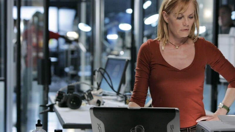 Catherine (Marg Helgenberger) ist fest entschlossen, den freigesprochenen Mörder Jay Gregory Finch doch noch hinter Gitter zu bringen. – Bild: TVNOW /​ CBS