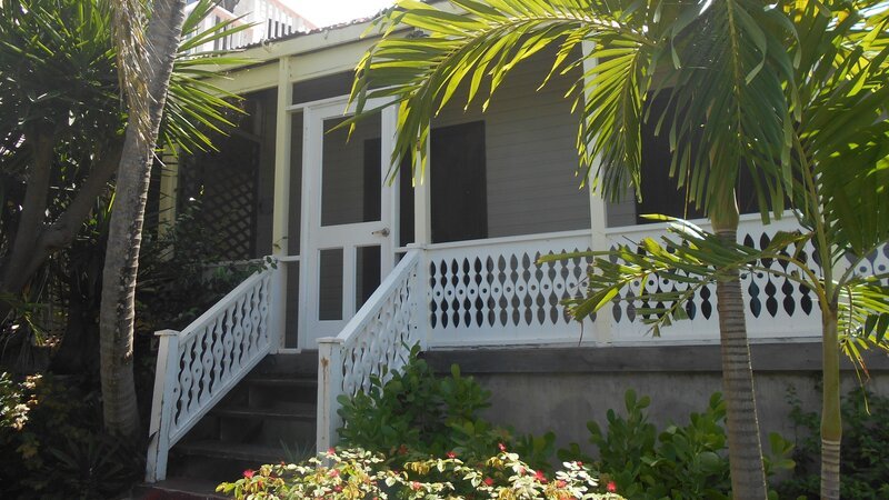 Front exterior at the Coastal Cottage house, in St. John, USVI, shown to Clients Kris Robertson and Lindsey Powell as seen on HGTV’s „Caribbean Life“. – Bild: HGTV /​ Discover HCBLF1611_324561_129342 /​ Scripps