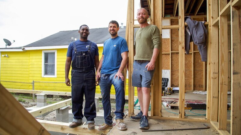 Charles, Evan Thomas and Keith Bynum posed for a photo while working on the foundation and termite shield installation at the Traditional New Orleans House, as seen on Bargain Block New Orleans, Season 1. – Bild: Warner Bros. Discovery, Inc. or its subsidiaries and affiliates