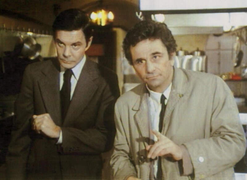 In der Küche des ermordeten Vittorio Rossi versuchen Lt. Columbo (Peter Falk) und der einflußreiche Feinschmecker-Kritiker Paul Gerard (Louis Jourdan, li.) den Mord nachzuvollziehen. – Bild: RTL