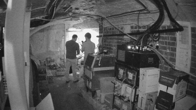 Die paranormalen Ermittler:innen sind auf dem Weg ins englische Calverton. In uralten, isolierten Ortschaften wie dieser scheint es besonders häufig zu spuken – so auch in einem historischen Pub, das sie untersuchen sollen. Die Betreiber:innen erleben hier immer wieder unerklärliche Dinge und sehen geisterhafte Gestalten herumirren. Das Trio hat herausgefunden, dass einer der Geister ein vor langer Zeit verstorbener Mann namens Tom ist. Er ist vergleichsweise harmlos, doch eine andere Erscheinung, eine Dame namens Sarah, ist weitaus aggressiver. Die Ermittler:innen haben viel Arbeit vor sich. – Bild: TLC