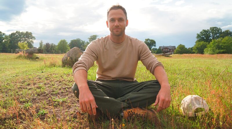 Für den Schauspieler und Fitness Influencer Philipp Stehler ist ein sorgfältiger Umgang mit dem Darm unerlässlich. Er lebt mit der chronischen Darmrentzündung Colitis ulcerosa. Diese Erkrankung hat ihn fast das Leben gekostet. Sein Dickdarm musste operativ entfernt werden. Philipp Stehler redet offen über sein damaliges und heutiges Leben. Bestand sein Speiseplan früher vorwiegend aus Fleisch und Protein-Shakes, so ernährt er sich heute vegan und praktiziert täglich Yoga und Meditation. – Bild: 3sat