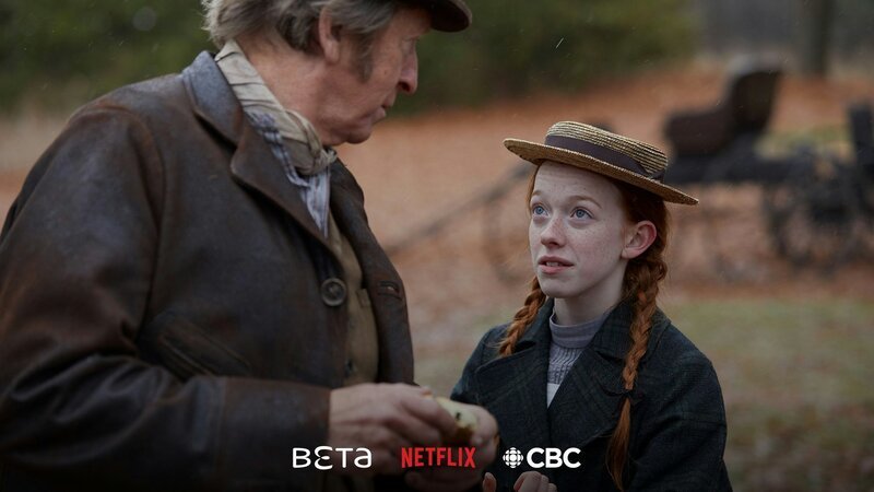 Ann Shirley-Cuthbert (Amybeth McNulty) mit Matthew (R.H. Thomson) – Bild: Bibel TV