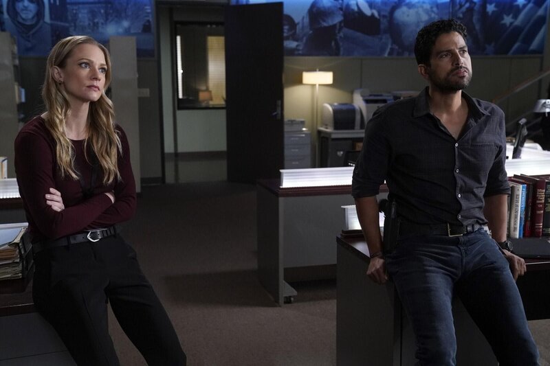 Jennifer Jareau (A.J. Cook, l.); Luke Alvez (Adam Rodriguez, r.) – Bild: 2018 CBS Broadcasting, Inc. All Rights Reserved. /​ Cliff Lipson Lizenzbild frei