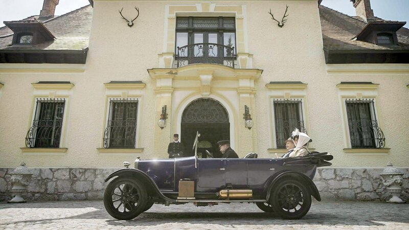 Hruza holt Familie Terramare ab. – Bild: ORF/​Clever Contents