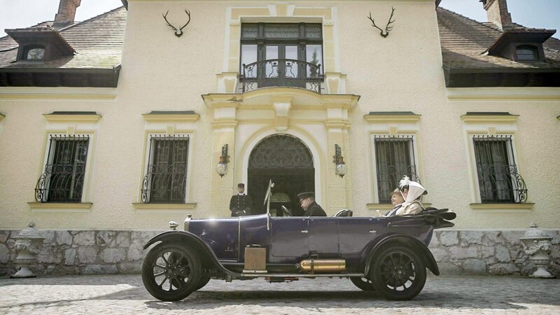 Hruza holt Familie Terramare ab. – Bild: ORF/​Clever Contents