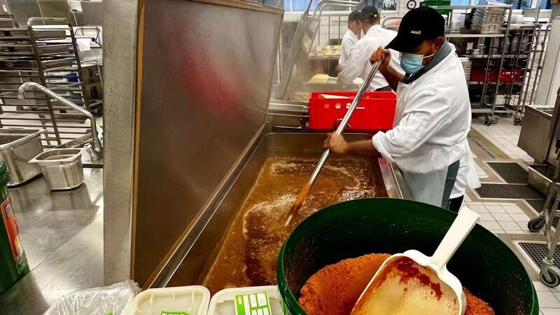 Keine Großküche mehr ohne Convenience: An der Uni Bochum kommen die Köche nicht mehr ohne Fertiggerichte aus. Was macht das mit den Verbrauchern? – Bild: 3sat