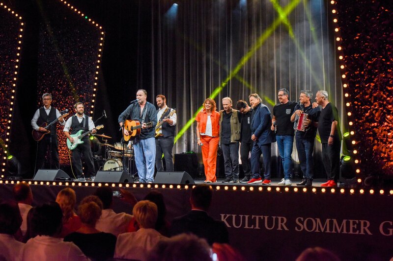 Kabarettstars unter Sternen: Andreas Vitásek & Friends – Bild: ORF/​Hubert Mican