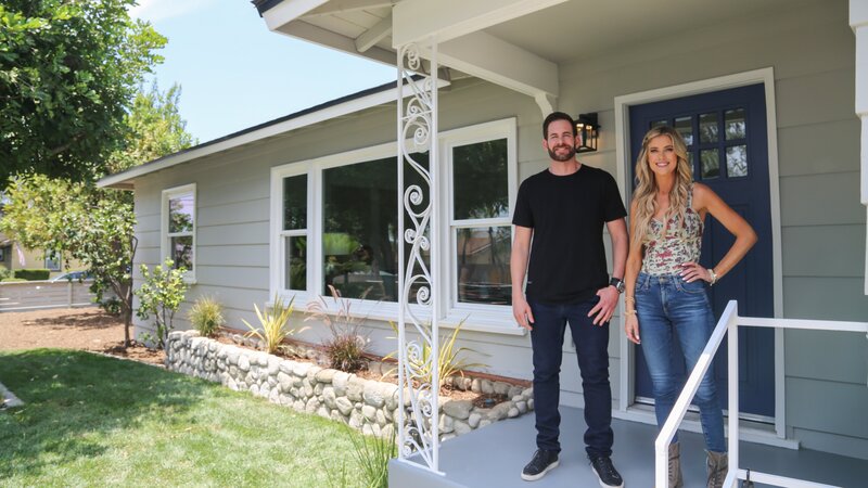 Christina and Tarek pose outside their latest successful flip in Yorba Linda, CA. As seen on HGTV’s Flip or Flop. – Bild: HGTV US /​ Discover Images