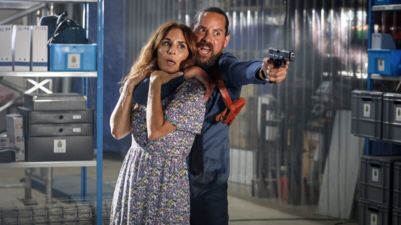 Michel alias Rossi (Valentin Marlet, r.) hat Nora (Alexandra Rapaport l.) in seiner Gewalt und verhandelt mit der Polizei. – Bild: ZDF