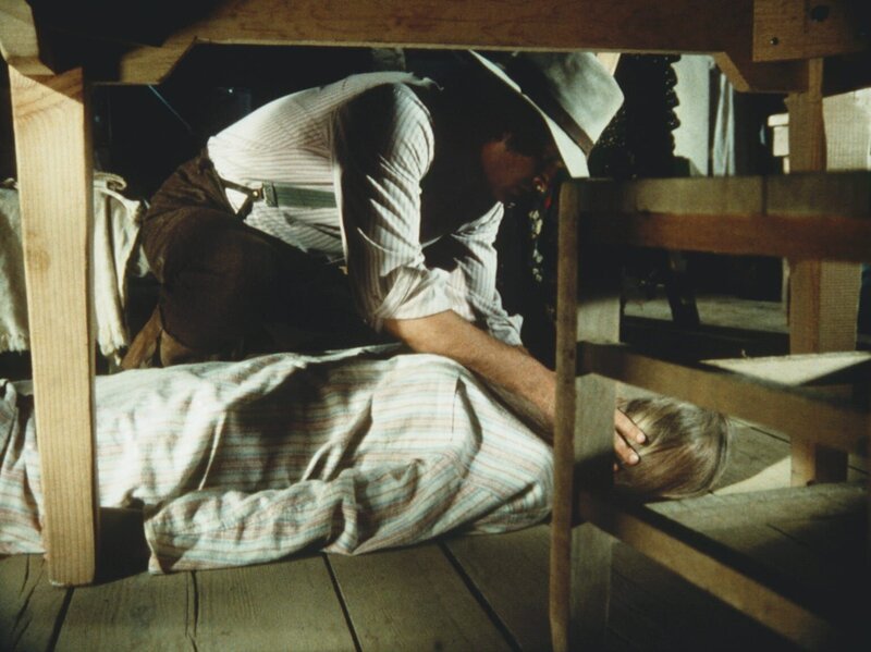 Charles Ingalls (Michael Landon, l.) ist gerade noch rechtzeitig gekommen, denn die Verletzung seiner Frau Caroline (Karen Grassle, r.) ist lebensgefährlich geworden. – Bild: Worldvision Lizenzbild frei