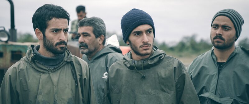 Für Omid (Keyvan Mohamadi, l.) und Amir (Hamid Reza Abbasi, 2.v.r.) bietet die harte, raue Fischereiarbeit einen Hoffnungsschimmer auf eine bessere Zukunft. (Komparsen im Bild) – Bild: Hamid Janipour /​ ZDF und Hamid Janipour