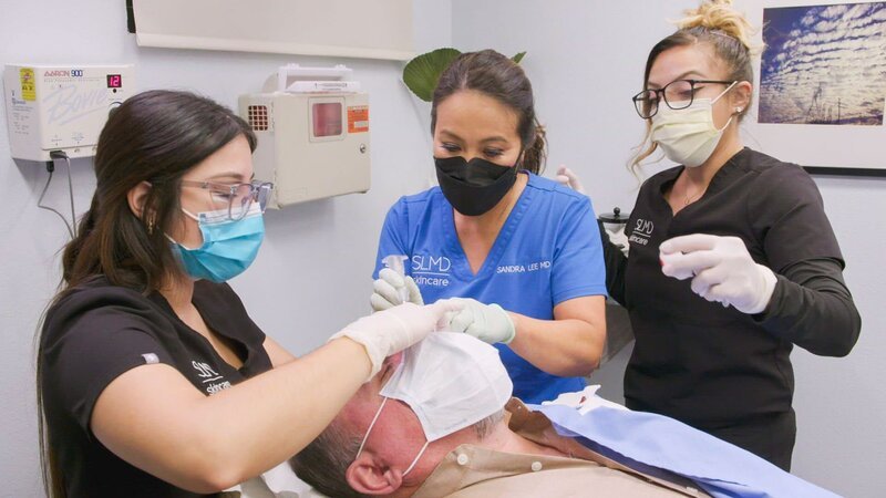 As seen on TLC’s Dr. Pimple Popper, Dr. Sandra Lee poses for the camera in various movie poster poses. – Bild: Discovery, Inc.