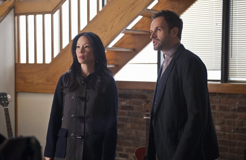 Ein neuer Fall wartet auf Sherlock (Jonny Lee Miller, r.) und Watson (Lucy Liu, l.) … – Bild: CBS Television Lizenzbild frei