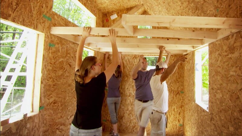Derek und Mary arbeiten beide beim Militär und lieben Minihäuser. Ein Bauunternehmer soll ihnen ein stabiles Haus bauen, das aber mobil genug ist, um von einem Zweitonner gezogen zu werden. Die beiden engagieren den Minihausentwickler Greg Parham, um ihr Traumhaus auf seiner Baustelle in Durango, Colorado, zu entwerfen und bauen zu. – Bild: HGTV