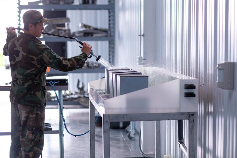 REENACTMENT – Forscher führen Tests durch, um die Auswirkungen von Regen auf die Luftdrucksensoren des USAF B-2 Bombers zu ermitteln. (Cineflix 2021/​Darren Goldstein) – Bild: Darren Goldstein /​ Cineflix 2021 /​ Cineflix 2021/​Darren Goldstein